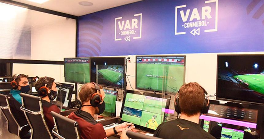 La FIFA analiza eliminar el VAR y empezar a utilizar el FVS- coacutemo funciona