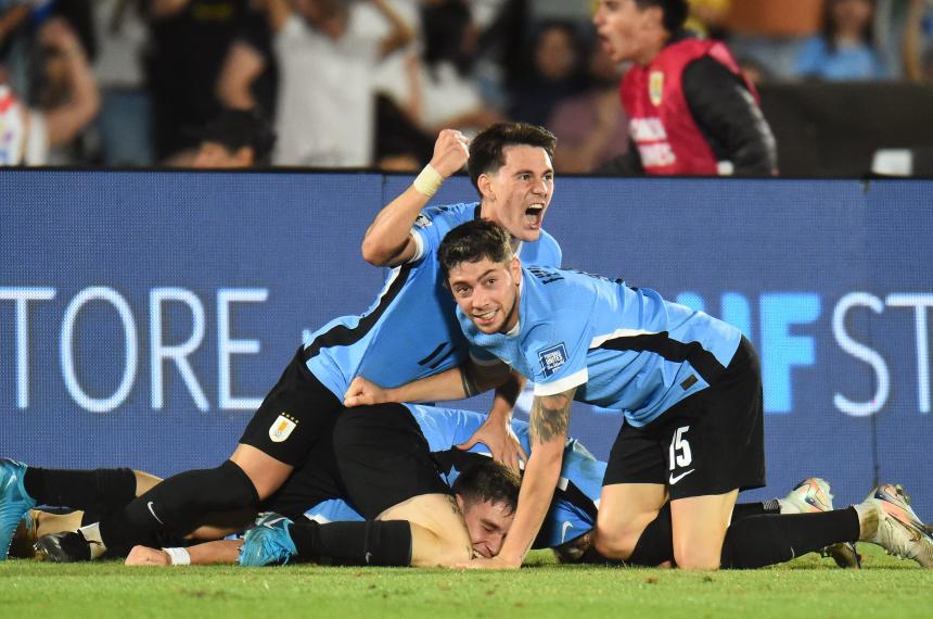 Uruguay no se entregoacute y en el final festejoacute