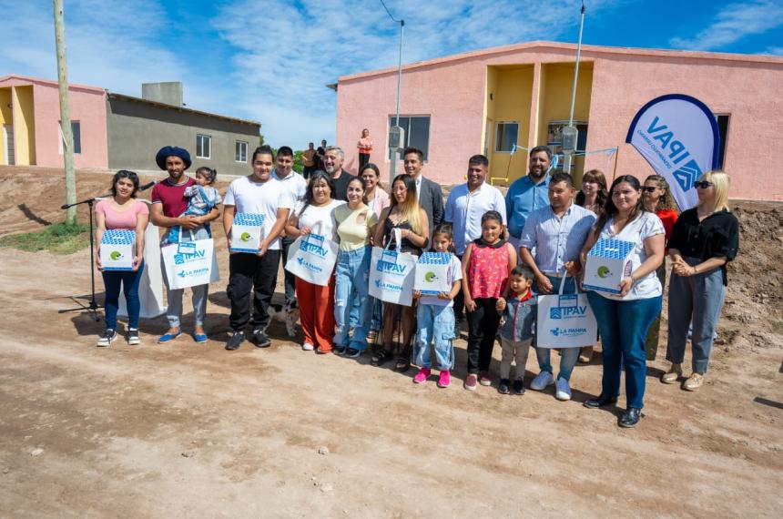 Cuatro familias de Pueleacuten recibieron viviendas