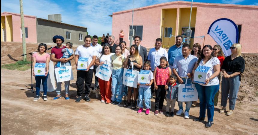 Cuatro familias de Pueleacuten recibieron viviendas