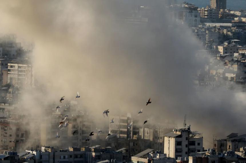 Mueren al menos 96 palestinos en bombardeo israeliacute contra Gaza