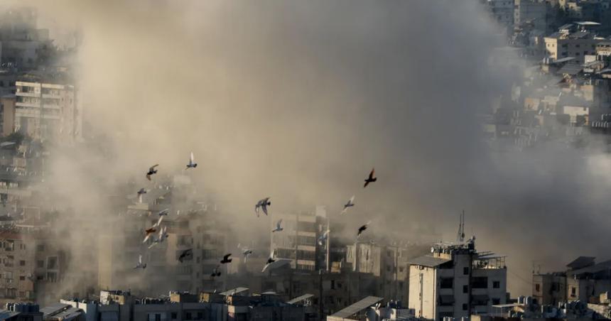 Mueren al menos 96 palestinos en bombardeo israeliacute contra Gaza