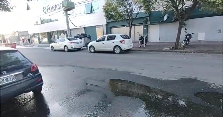 Se abrioacute el asfalto por una peacuterdida de agua