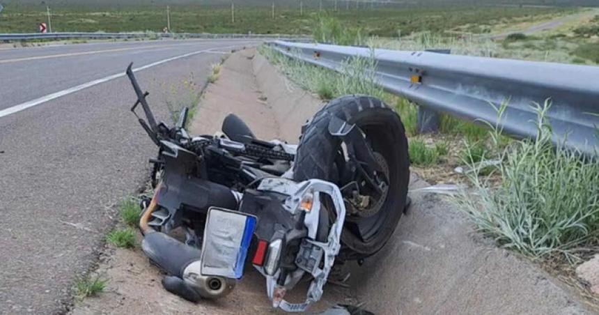 Una moto destruida tras una caiacuteda en la Ruta Nacional 151