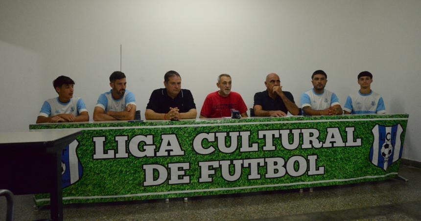 La pelota rodaraacute en el ceacutesped y en la arena