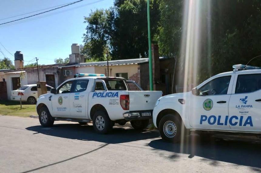 Dos personas detenidas por robos en la viacutea puacuteblica en Santa Rosa