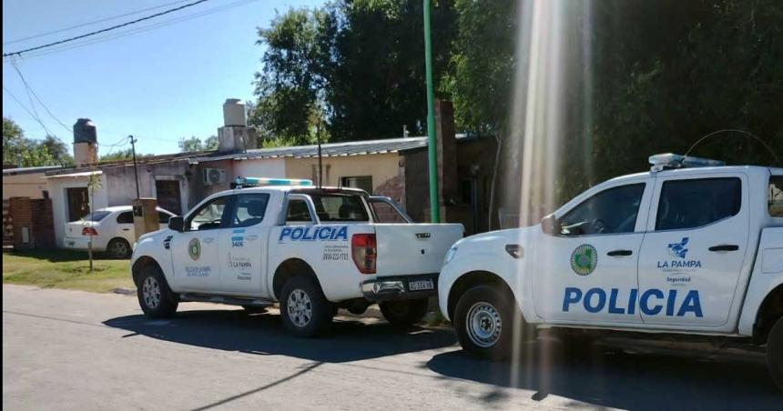 Dos personas detenidas por robos en la viacutea puacuteblica en Santa Rosa