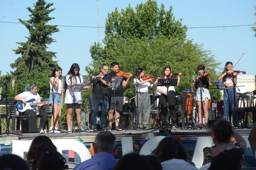 Educacioacuten cerroacute el antildeo con un multitudinario festival estudiantil