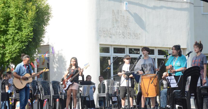 Educacioacuten cerroacute el antildeo con un multitudinario festival estudiantil