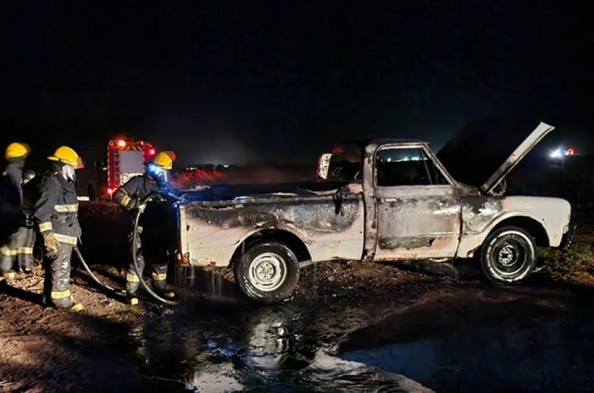 Una camioneta se incendioacute sobre la Ruta Provincial 101