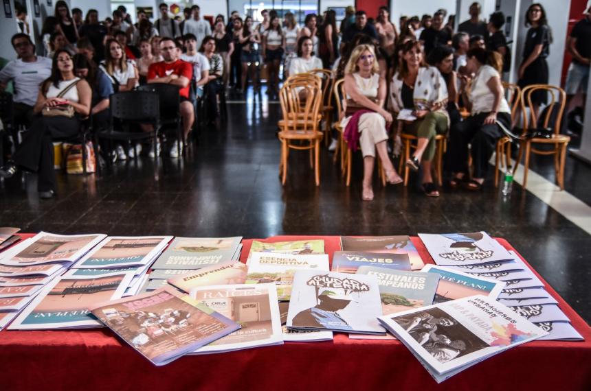 Estudiantes de Comunicacioacuten presentaron revistas con un mensaje en defensa de la universidad puacuteblica