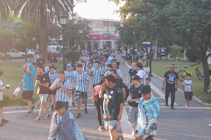 Los hinchas de Racing festejan en la Plaza San Martiacuten