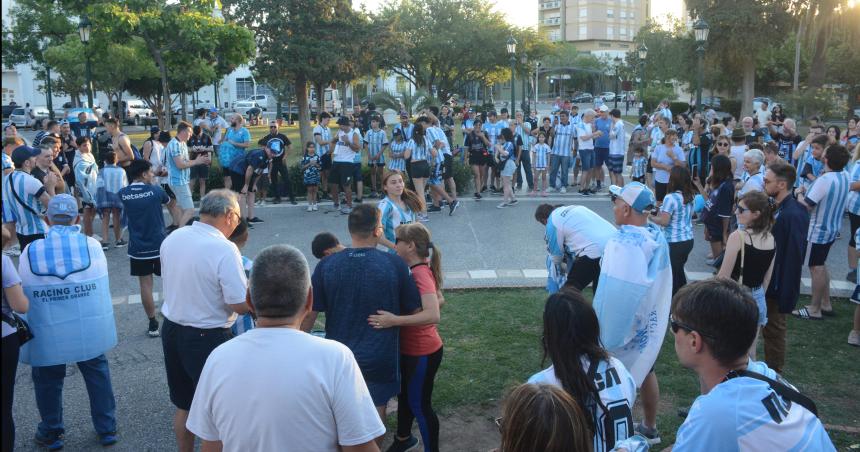 Los hinchas de Racing festejaron en la Plaza San Martiacuten