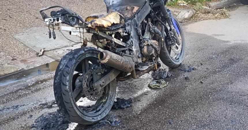 Una moto se incendioacute por completo en Pico