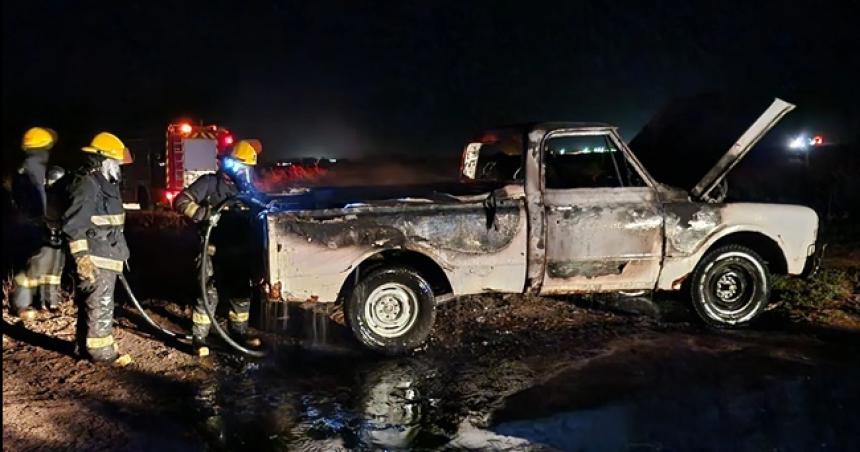 Una camioneta se incendioacute sobre la Ruta Provincial 101