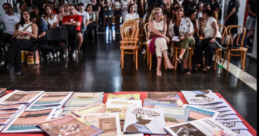 Estudiantes de Comunicacioacuten presentaron revistas con un mensaje en defensa de la universidad puacuteblica