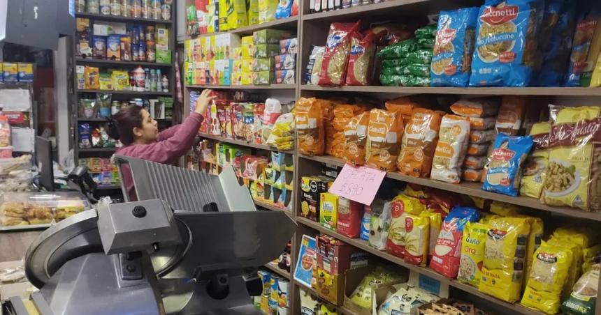 Los que robaron remarcando con un doacutelar a 2000 hoy no paran de bajar los precios