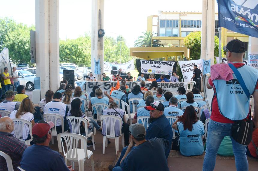 Estatales a las puertas de un paro entre desafiacuteos deserciones y presiones