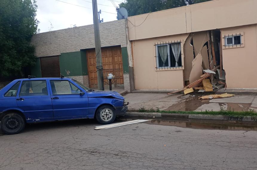 Menor intoxicado roboacute un auto en el centro santarrosentildeo y lo chocoacute contra una casa