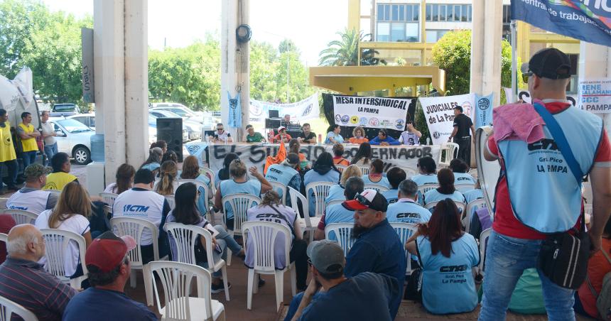 Estatales a las puertas de un paro entre desafiacuteos deserciones y presiones