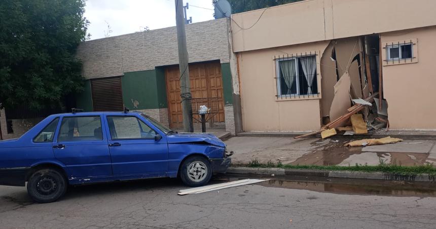 Menor intoxicado roboacute un auto en el centro santarrosentildeo y lo chocoacute contra una casa