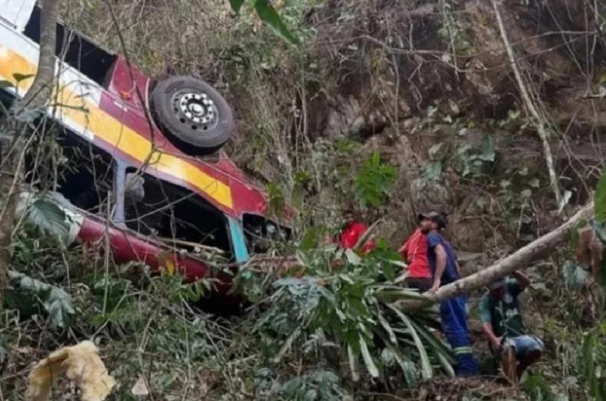 Tragedia en Brasil- al menos 17 muertos al caer un autobuacutes a un precipicio