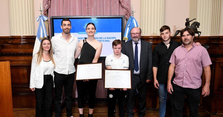 Distinguiero a Carla Gerbaudo y Bautista Bal deportistas pampeanos de alto rendimiento