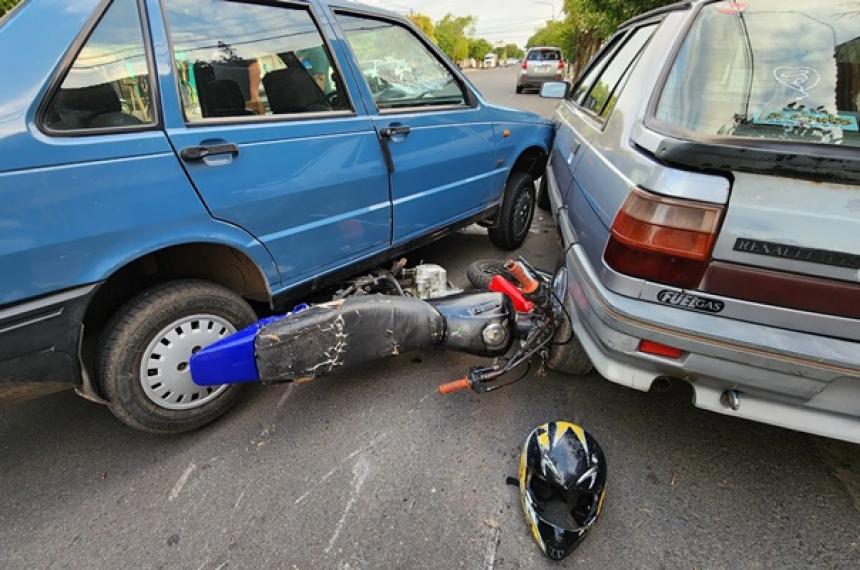 Un motociclista evadioacute un control y protagonizoacute dos choques