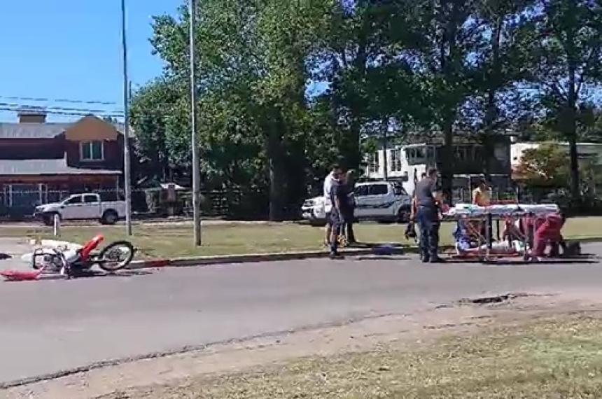 Un motociclista herido tras un choque en la Avenida Peroacuten