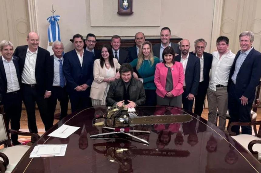 Milei encabezoacute una nueva reunioacuten de Gabinete con una motosierra en la mesa