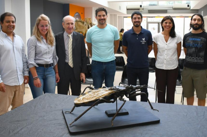 Presentaron una escultura de vinchuca para prevenir el Mal de Chagas