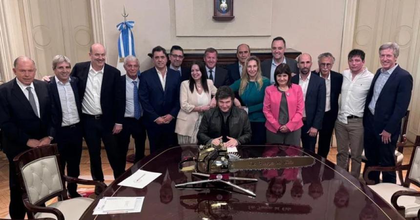 Milei encabezoacute una nueva reunioacuten de Gabinete con una motosierra en la mesa