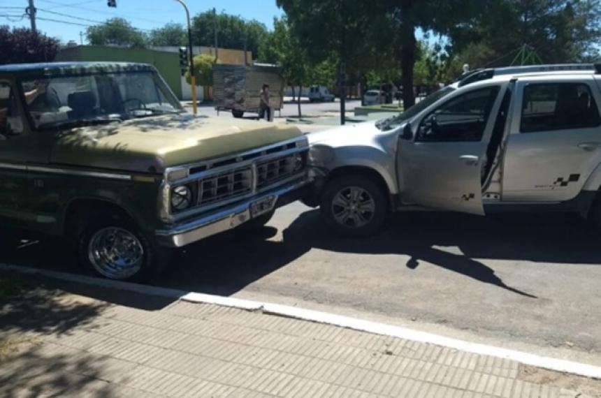 Dejoacute el auto sin freno de mano y chocoacute a una camioneta