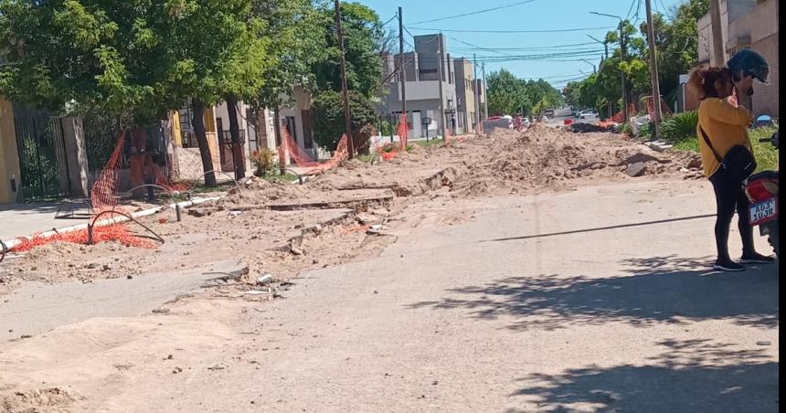 Quejas por la obra parada en la calle Jujuy