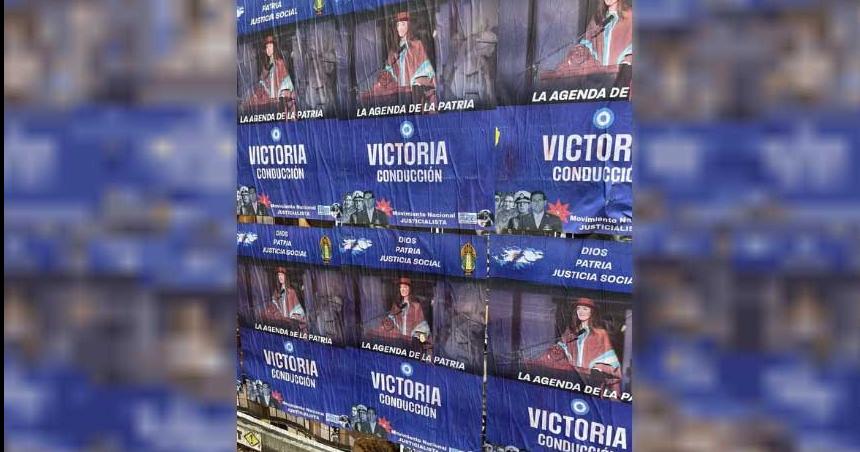 El Congreso amanecioacute empapelado con afiches de Villarruel- Victoria conduccioacuten