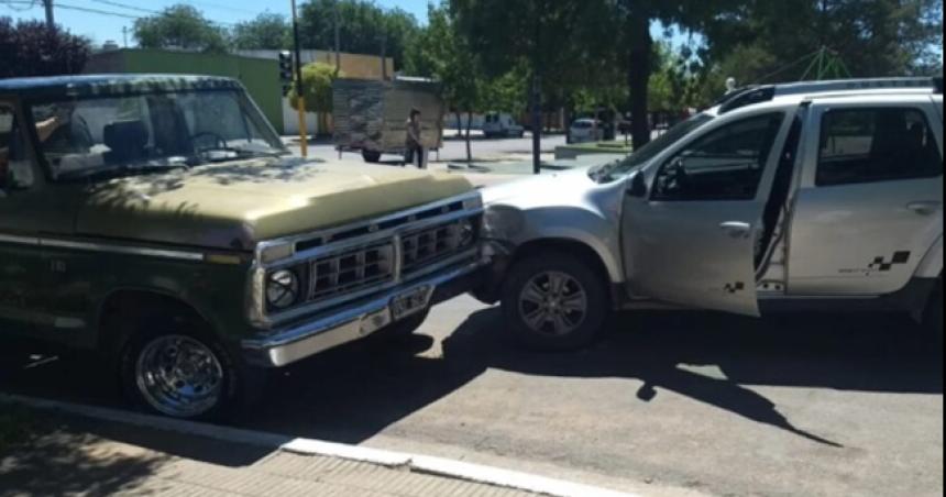 Dejoacute el auto sin freno de mano y chocoacute a una camioneta