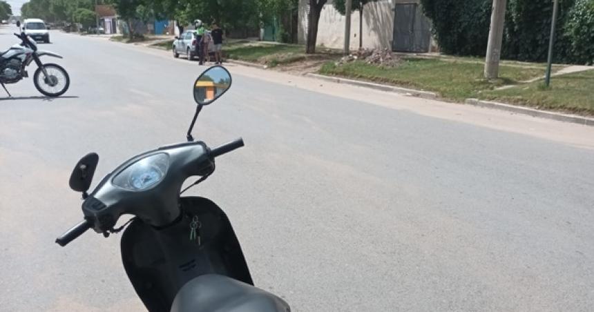 Circulaban en moto sin papeles ni casco y chocaron contra un auto