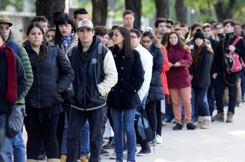 El 90-en-porciento- de los joacutevenes no encuentra trabajo y maacutes de la mitad estaacute en la informalidad