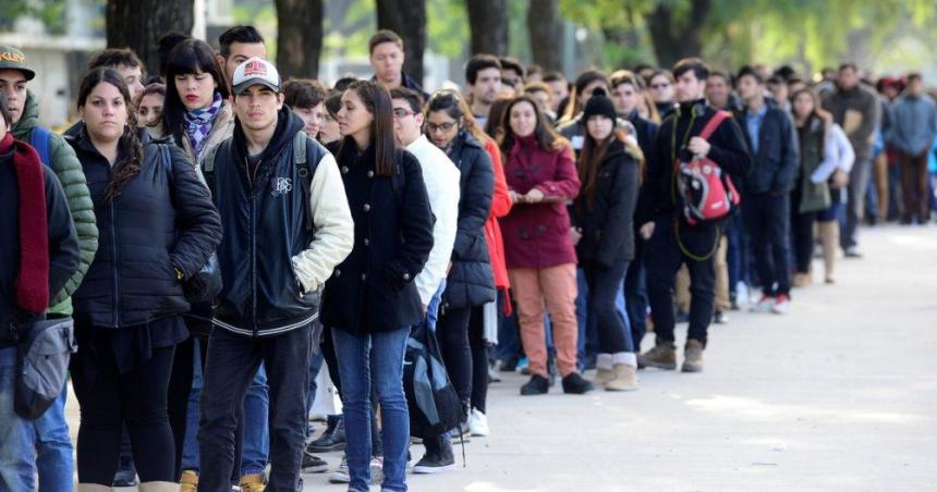 El 90-en-porciento- de los joacutevenes no encuentra trabajo y maacutes de la mitad estaacute en la informalidad