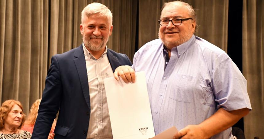 El doctor Eduardo Aguirre recibioacute el premio vecino destacado 2024