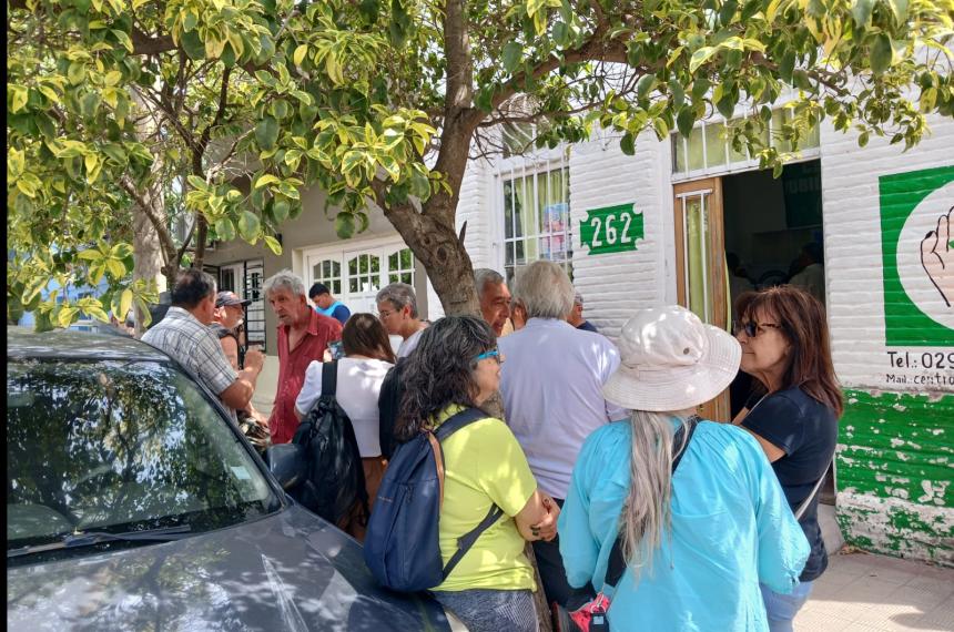 Jubilados se movilizaron hasta PAMI en Santa Rosa