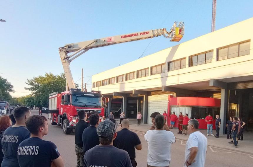 Llegoacute el hidroelevadoral cuartel de Bomberos