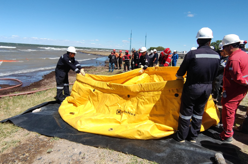 Simulacro de proteccioacuten de derrames en el Lago Casa de Piedra