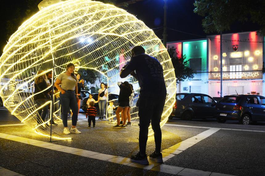 Santa Rosa inicioacute la temporada navidentildea con el encendido de luces