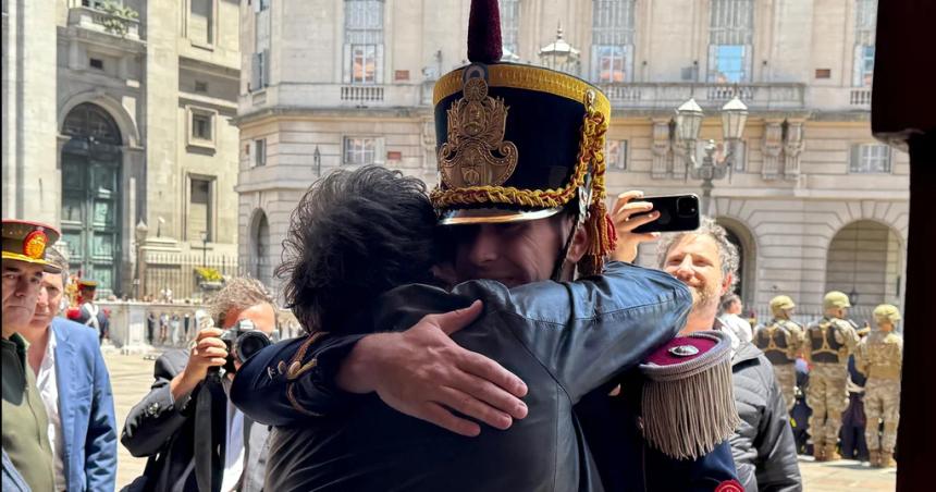 Milei almorzoacute con el Escuadroacuten Ayacucho de granaderos- abrazos emocioacuten y muacutesica