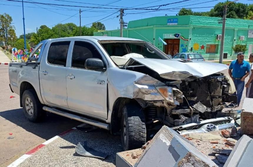 Una camioneta se incrustoacute en el monumento al fundador en Teleacuten