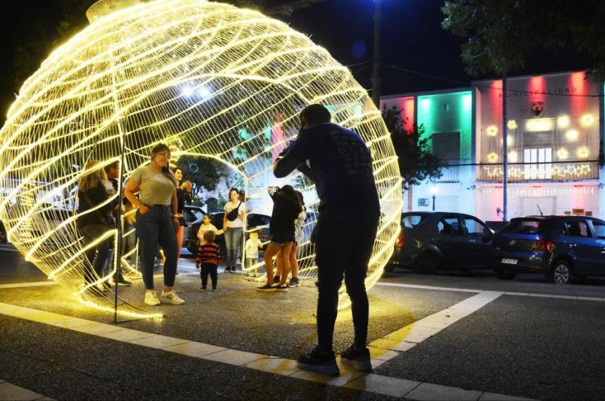 Concejales piden a di Naacutepoli que reubique la ornamentacioacuten navidentildea