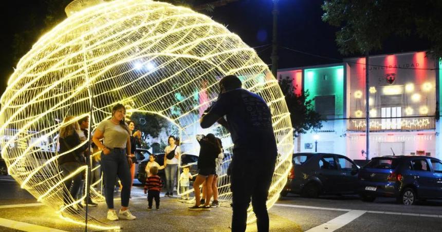 Concejales piden a di Naacutepoli que reubique la ornamentacioacuten navidentildea