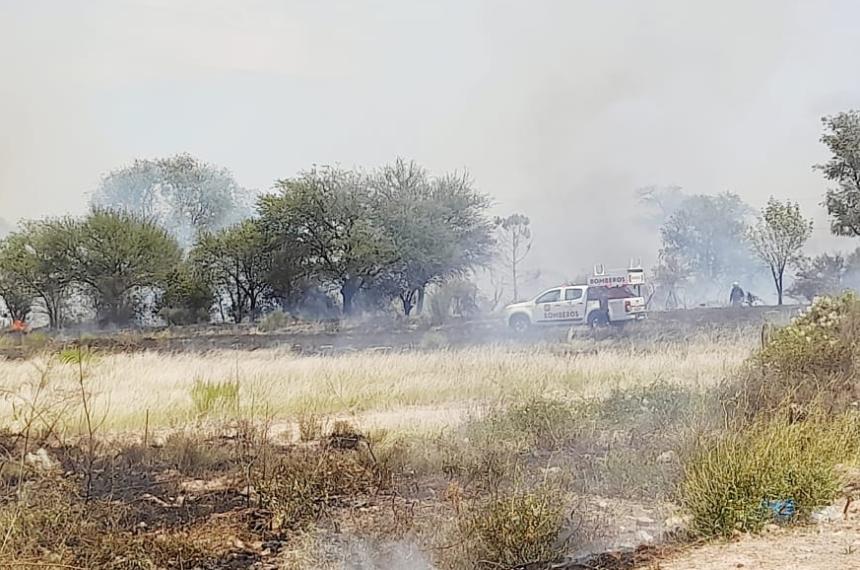 Incendio de pastizales en la zona urbana este de la ciudad