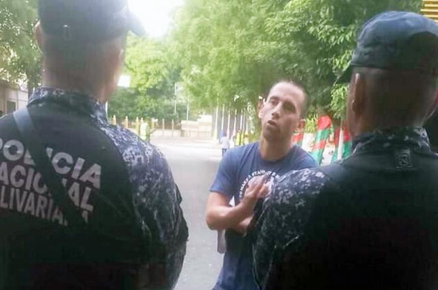 Venezuela admitioacute la detencioacuten del gendarme y lo acusoacute de espiacutea- Viaja por todo el mundo y cobra 500 doacutelares